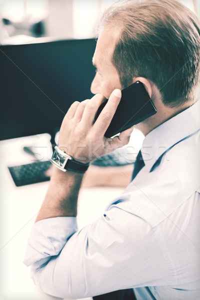Zdjęcia stock: Biznesmen · smartphone · biuro · działalności · komunikacji · technologii