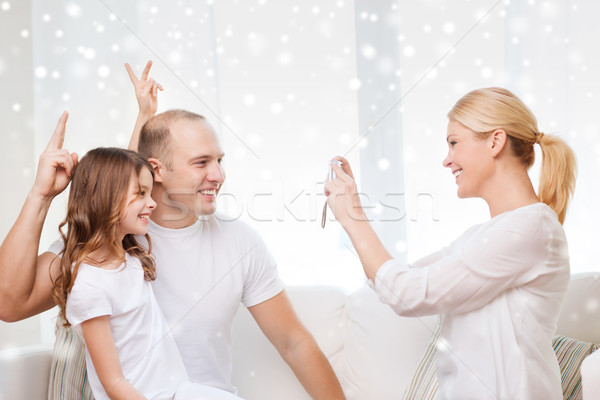 Glückliche Familie Kamera Aufnahme Bild home Familie zu Hause Stock foto © dolgachov