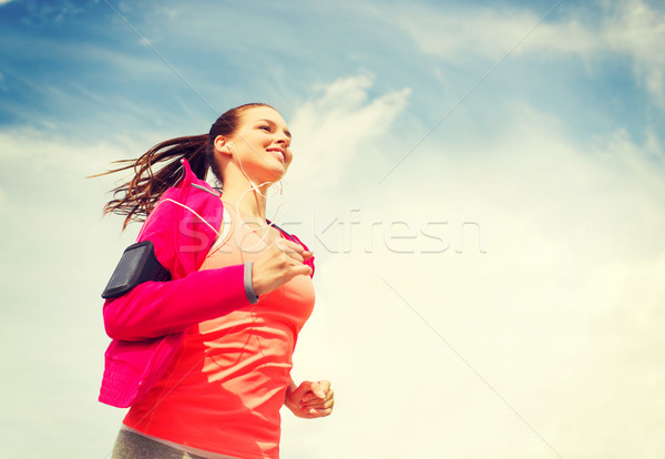 微笑 年輕女子 運行 戶外活動 健身 運動 商業照片 © dolgachov