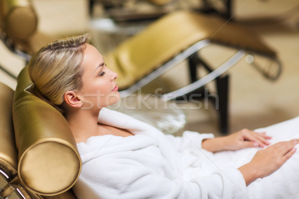 Piękna młoda kobieta posiedzenia kąpieli szata spa Zdjęcia stock © dolgachov