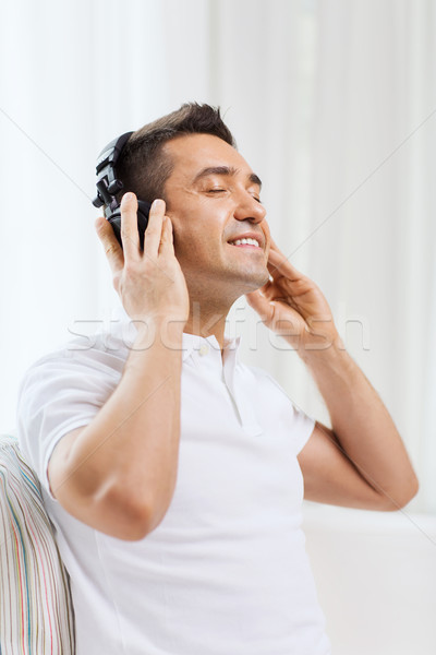 Foto stock: Feliz · homem · fones · de · ouvido · ouvir · música · casa · tecnologia