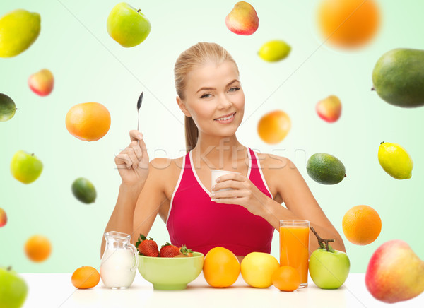 Vrouw eten yoghurt gezonde ontbijt gezond eten Stockfoto © dolgachov