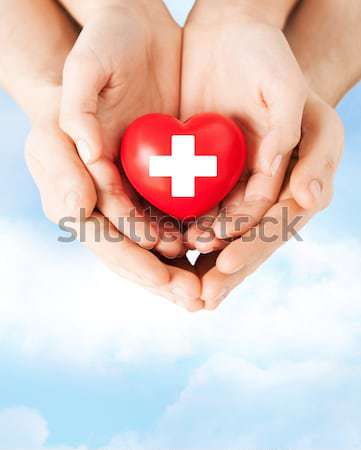 Femeie mâini roşu inimă donator Imagine de stoc © dolgachov