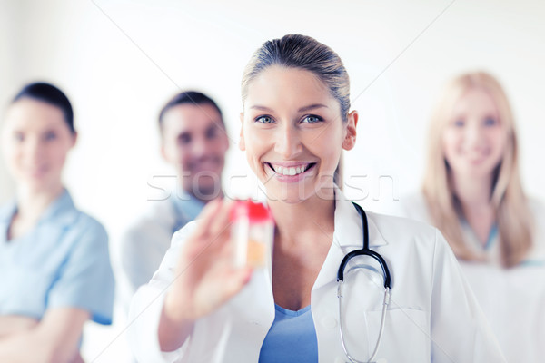 Kobiet lekarza jar kapsułki opieki zdrowotnej medycznych Zdjęcia stock © dolgachov