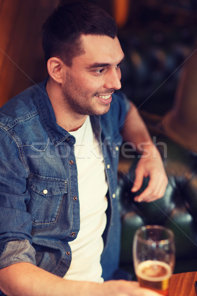 Stock foto: Glücklich · Mann · trinken · Bier · bar · Veröffentlichung