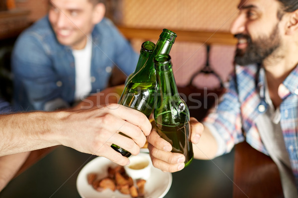Feliz masculina amigos potable cerveza bar Foto stock © dolgachov