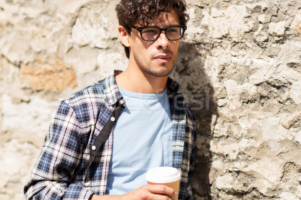 Człowiek okulary pitnej kawy ulicy ściany Zdjęcia stock © dolgachov