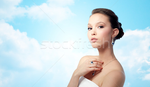 Stockfoto: Mooie · vrouw · oorbel · ring · schoonheid · sieraden · mensen