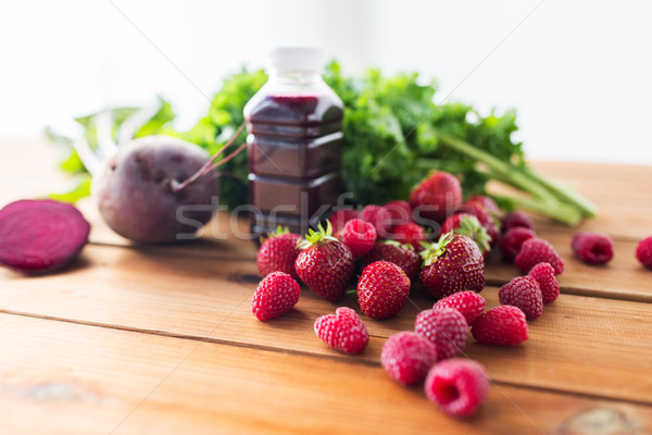 Butelki burak soku owoce warzyw zdrowe odżywianie Zdjęcia stock © dolgachov