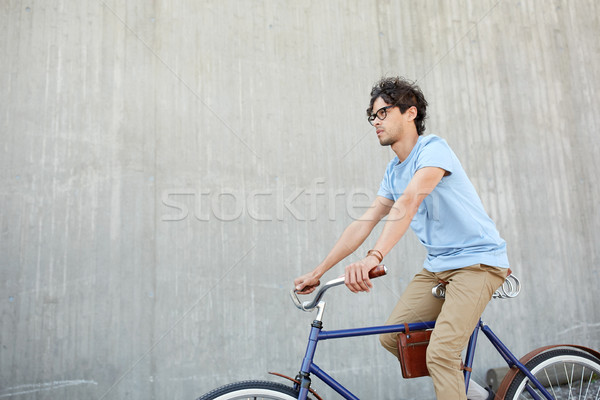 [[stock_photo]]: Jeunes · homme · équitation · fixé · engins