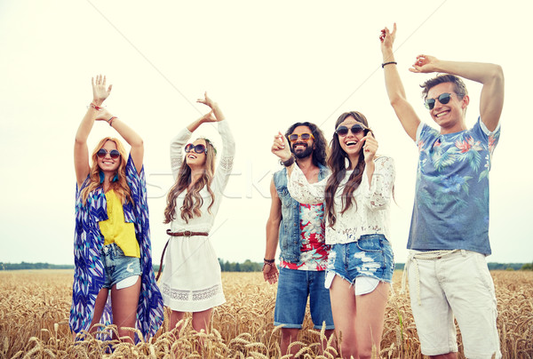 Fericit tineri hippie prietenii Dansuri în aer liber Imagine de stoc © dolgachov