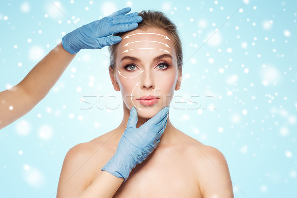 Chirurg mâini atingere femeie fata oameni chirurgie plastica Imagine de stoc © dolgachov