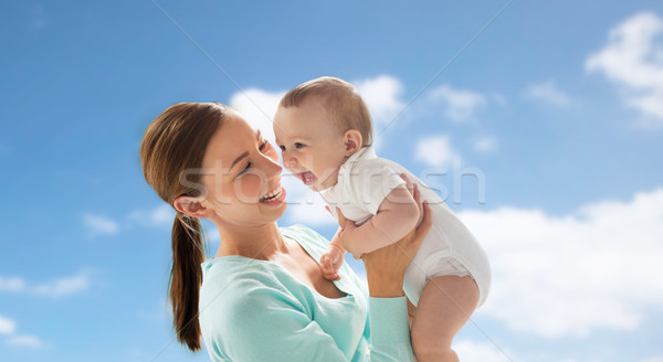 Mutlu genç anne küçük bebek mavi gökyüzü Stok fotoğraf © dolgachov