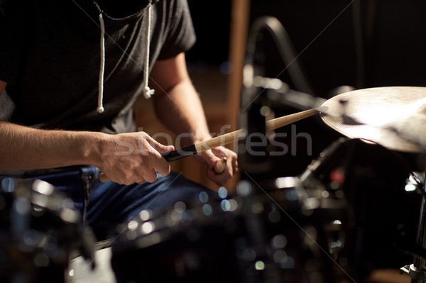 Masculino músico jogar bateria concerto música Foto stock © dolgachov