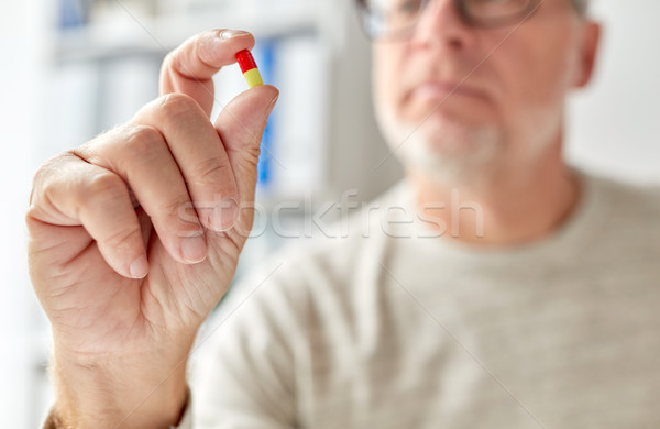 Foto stock: Viejo · mano · píldora · edad · medicina