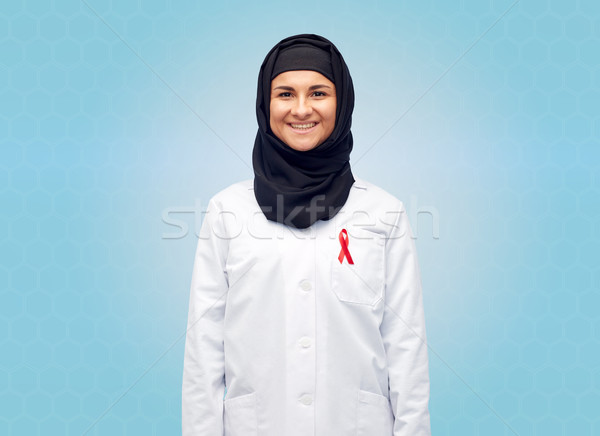 Musulman medic hijab roşu constientizare panglică Imagine de stoc © dolgachov