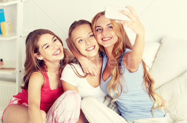 Teen fete smartphone acasă prietenie Imagine de stoc © dolgachov
