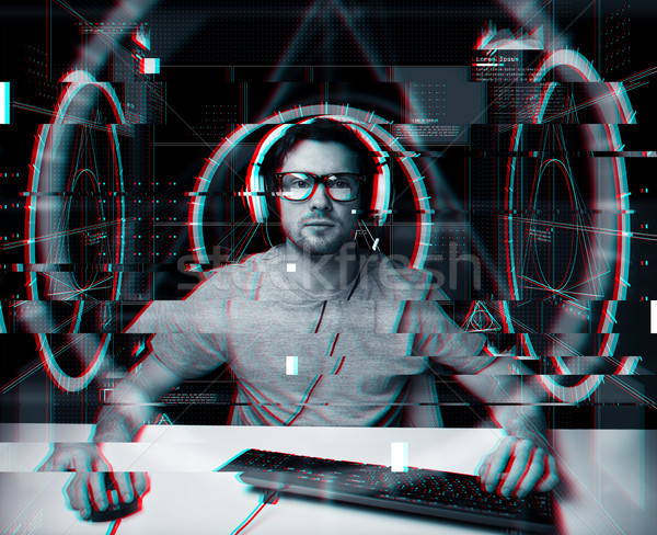 Hombre auricular ordenador virtual tecnología ciberespacio Foto stock © dolgachov