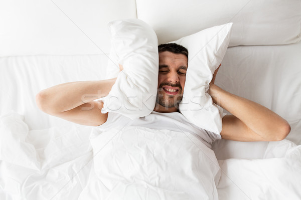 Om pat pernă zgomot oameni Imagine de stoc © dolgachov