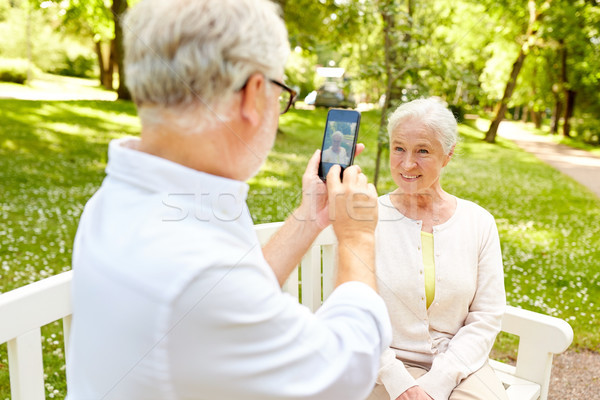 Stockfoto: Oude · man · vrouw · smartphone · park · technologie