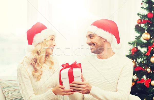 Foto stock: Feliz · Pareja · casa · Navidad · caja · de · regalo · vacaciones