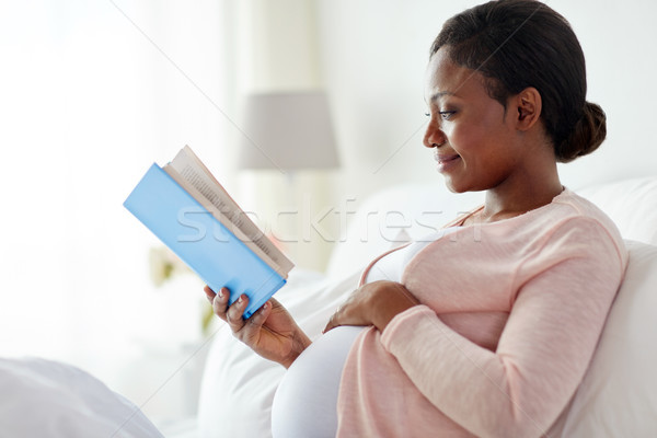 Foto stock: Feliz · embarazadas · África · mujer · lectura · libro