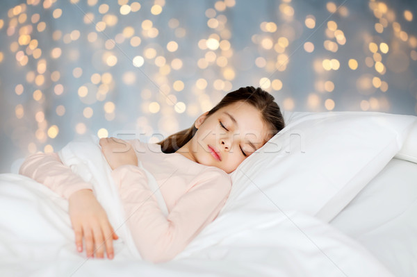 Fată dormit pat concediu lumini oameni Imagine de stoc © dolgachov