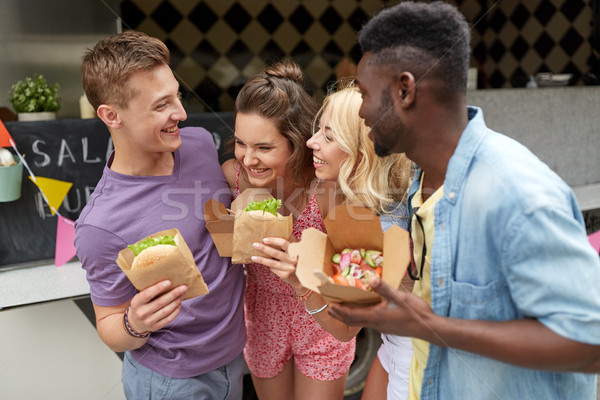 Szczęśliwy znajomych wok burger żywności ciężarówka Zdjęcia stock © dolgachov