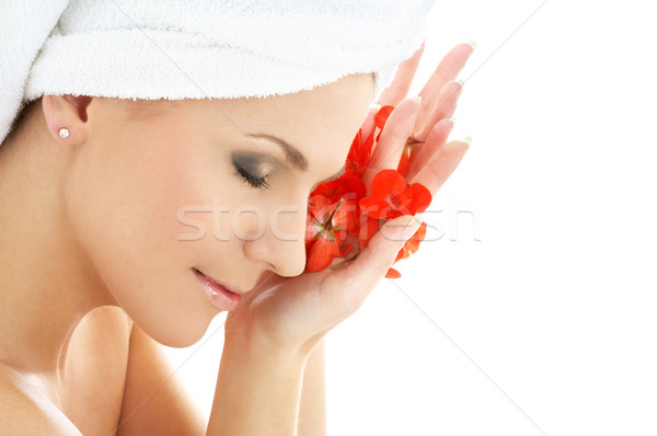 Szczęśliwy kobieta czerwony kwiat płatki spa Zdjęcia stock © dolgachov