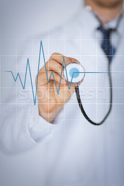 Médico mano estetoscopio escuchar latido del corazón Foto Foto stock © dolgachov