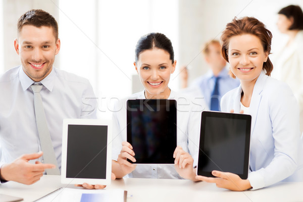 Business team tonen tablet kantoor glimlachend business Stockfoto © dolgachov