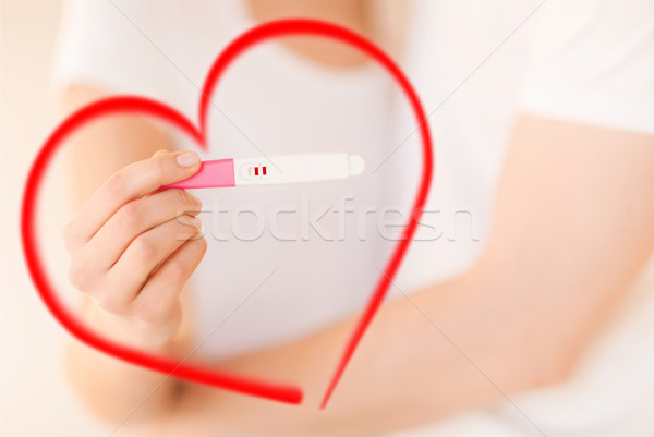 Kadın adam eller gebelik testi çift gebelik Stok fotoğraf © dolgachov
