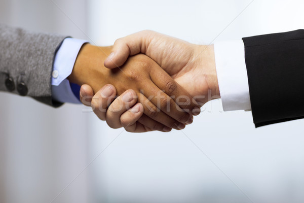 Zakenman zakenvrouw handen schudden business kantoor tonen Stockfoto © dolgachov