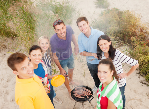 Csoport barátok készít barbecue tengerpart nyár Stock fotó © dolgachov