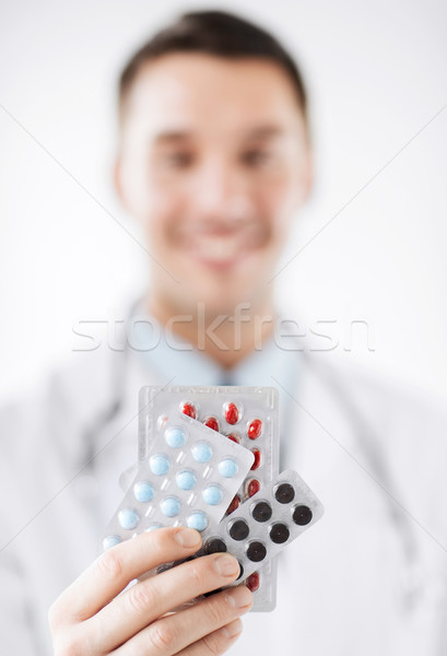 Mężczyzna lekarz pigułki opieki zdrowotnej medycznych apteki człowiek Zdjęcia stock © dolgachov