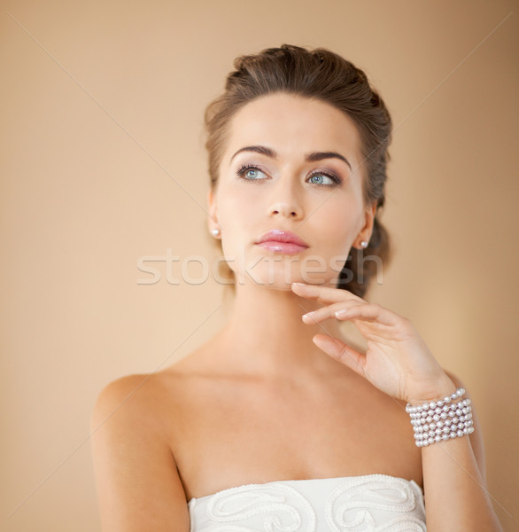 Femeie perla cercei bratara frumos mireasă Imagine de stoc © dolgachov