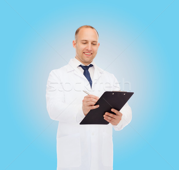 Foto stock: Sorridente · médico · do · sexo · masculino · clipboard · medicina · profissão · saúde