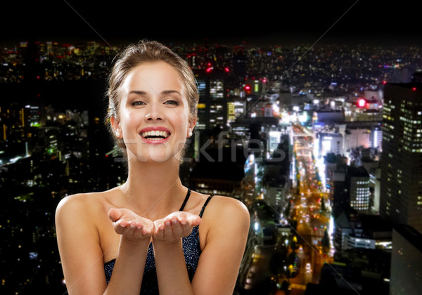 Lachend vrouw avondkleding iets mensen Stockfoto © dolgachov