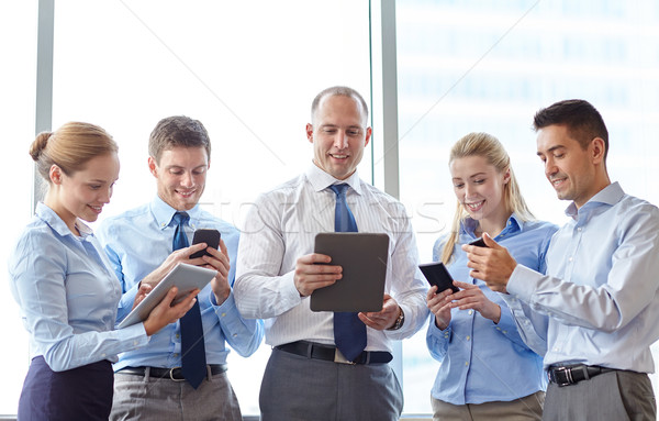 Stock fotó: üzletemberek · táblagép · okostelefonok · üzlet · csapatmunka · emberek