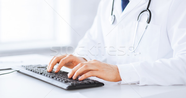 Foto stock: Médico · do · sexo · masculino · datilografia · teclado · computador · internet