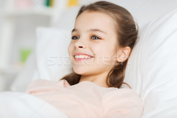 ストックフォト: 幸せ · 笑みを浮かべて · 少女 · 目が覚める · ベッド · ホーム