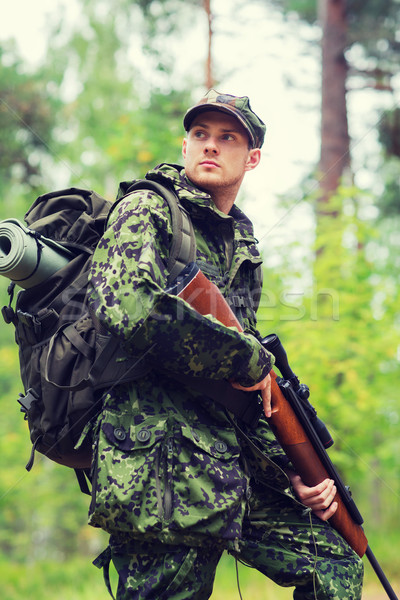 Fiatal katona vadász fegyver erdő vadászat Stock fotó © dolgachov
