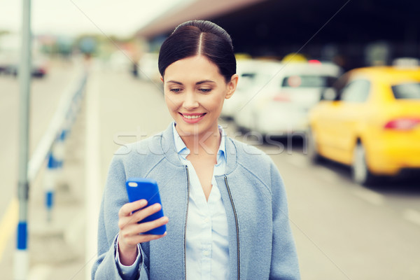 Foto d'archivio: Donna · sorridente · smartphone · taxi · città · viaggio · viaggio · di · lavoro