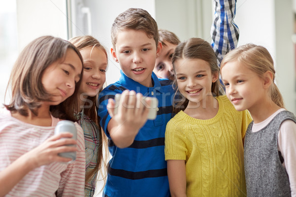 Stock foto: Gruppe · Schule · Kinder · Smartphone · Soda · Bildung