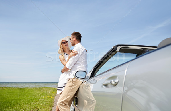 Fericit cuplu cabrioleta maşină mare Imagine de stoc © dolgachov