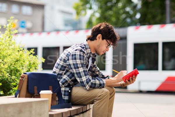 Hombre cuaderno diario escrito calle de la ciudad estilo de vida Foto stock © dolgachov