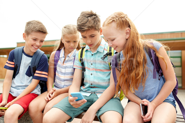 [[stock_photo]]: école · élémentaire · élèves · smartphones · primaire · éducation · amitié