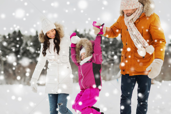 Glückliche Familie Winter Kleidung Fuß Freien Elternschaft Stock foto © dolgachov