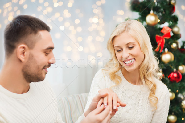 Om femeie inel de logodna Crăciun dragoste cuplu Imagine de stoc © dolgachov