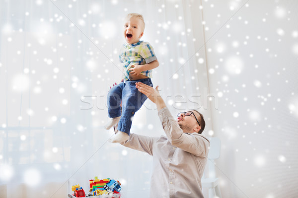 Tata fiu joc acasă familie copilarie Imagine de stoc © dolgachov